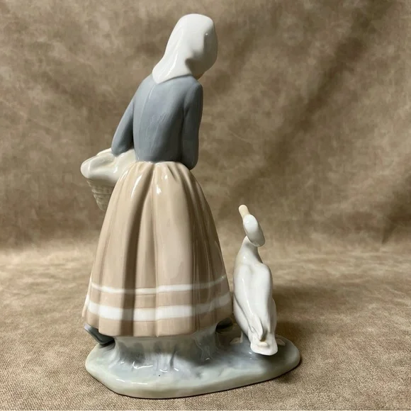Lladro Daisa "Shepherdess with Ducks" #4568  - Porcelain Figurine *read* - Picture 2 of 7